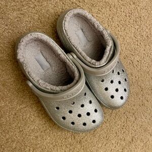 Woman’s Lined Crocs